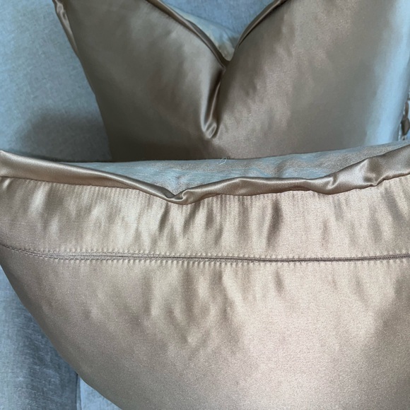 1-NWT CELEBRITY HOME MARBLED
DECORATIVE PILLOWS (Read description for details) - Picture 15 of 17